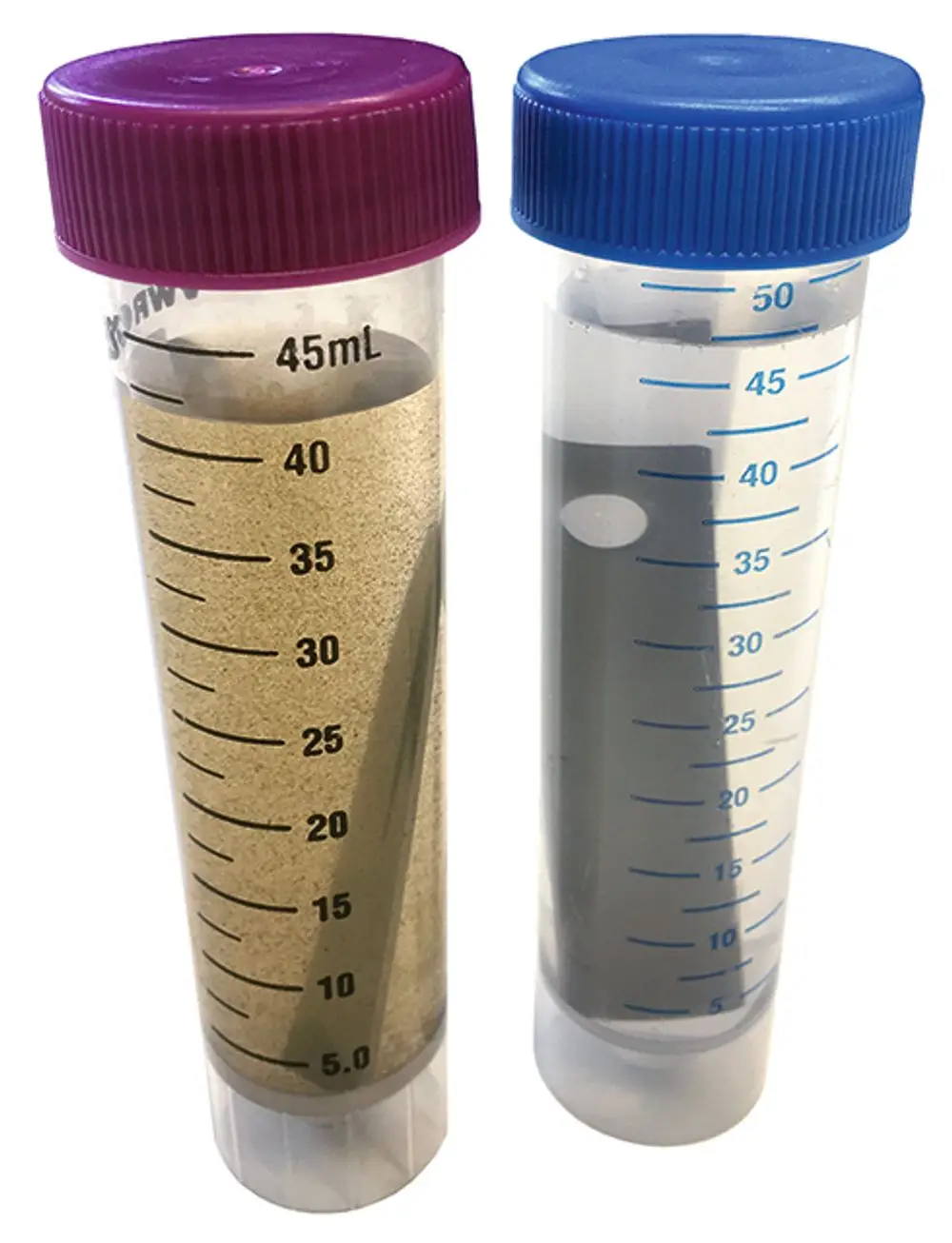 Zwei transparente Röhren mit unterschiedlichen Inhalten. Eine mit beige-farbenem Material und die andere mit klarer Flüssigkeit, beide mit einem Deckel in lila und blau, von der Marke Syr.